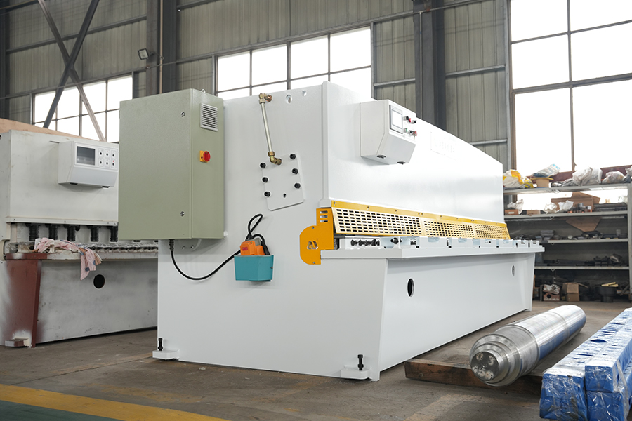 Como a tecnologia CNC em um caminhão varredor melhora seu desempenho e eficiência?