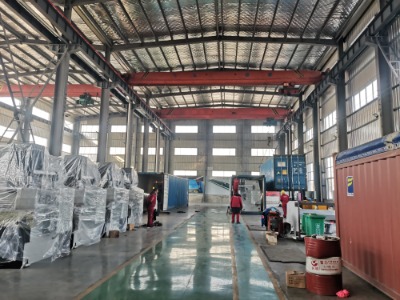 Como esta dobradeira grande lida com a compensação de coroamento para deflexão em todo o comprimento de dobra?